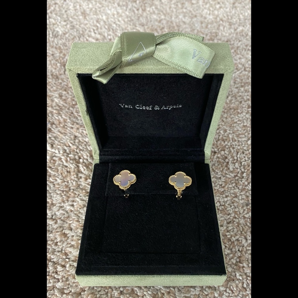 Van Cleef&Arpels mother pearl in 18k gold earrings